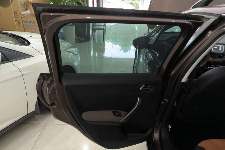 Used Peugeot 2008 2014 1.6L Automatic Fashion Edition Interior 8