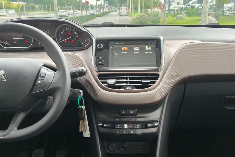 Used Peugeot 2008 2014 1.6L Manual Fashion Edition Interior 8