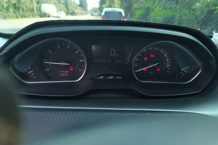 Used Peugeot 2008 2014 1.6L Manual Fashion Edition Odometer Close Up