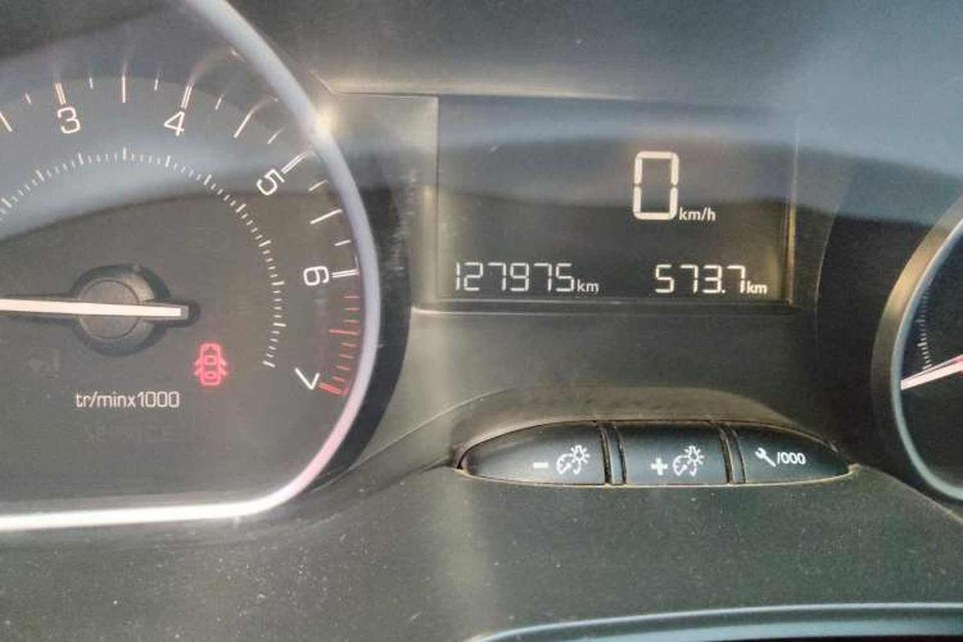 Used Peugeot 2008 2014 1.6L Manual Fashion Edition Odometer Close Up