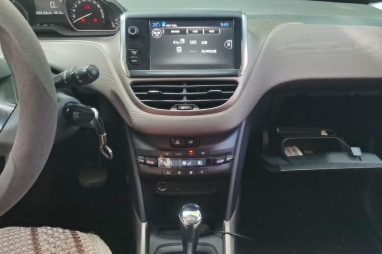 Used Peugeot 2008 2014 1.6L Automatic Fashion Edition Audio And AC Panel