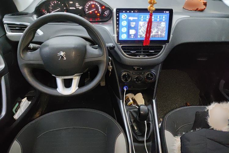 Used Peugeot 2008 2014 1.6L Manual Trend Edition Center Console