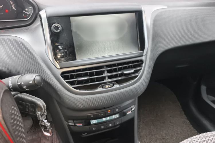 Used Peugeot 2008 2014 1.6L Automatic Fashion Edition Audio And AC Panel