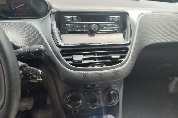 Used Peugeot 2008 2014 1.6L Automatic Trend Edition Audio And AC Panel