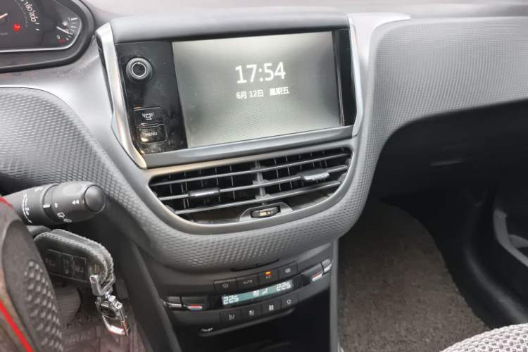 Used Peugeot 2008 2014 1.6L Automatic Fashion Edition Audio And AC Panel