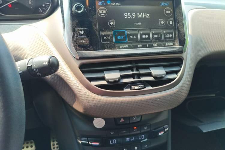 Used Peugeot 2008 2014 1.6L Automatic Fashion Edition Audio And AC Panel