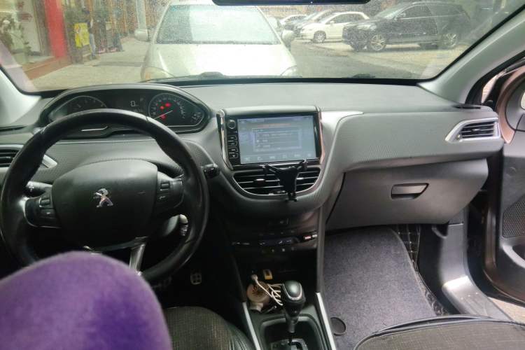 Used Peugeot 2008 2014 1.6L Automatic Navigation Edition Center Console