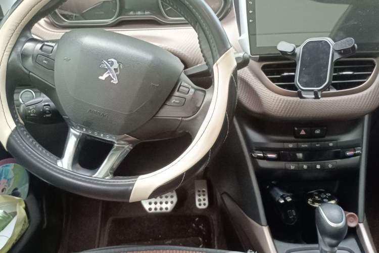 Used Peugeot 2008 2014 1.6L Automatic Navigation Edition Center Console