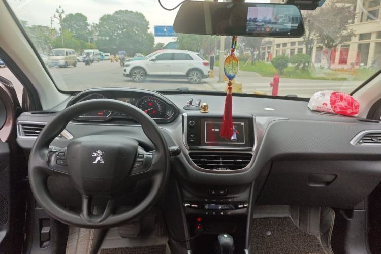 Used Peugeot 2008 2014 1.6L Automatic Navigation Edition Center Console