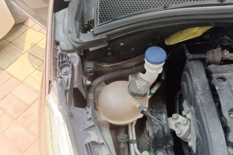 Used Peugeot 2008 2014 1.6L Automatic Navigation Edition Engine Bay Right