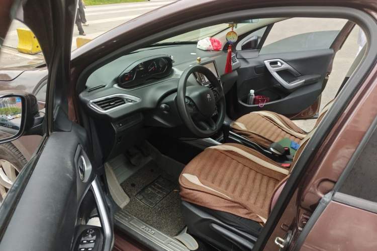 Used Peugeot 2008 2014 1.6L Automatic Navigation Edition Interior 3