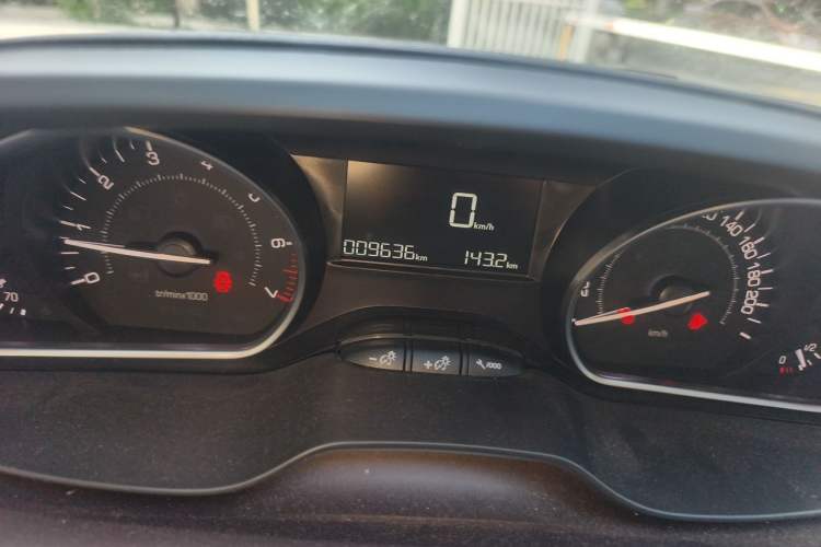 Used Peugeot 2008 2014 1.6L Manual Fashion Edition Odometer Close Up