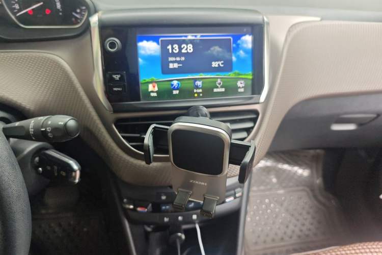 Used Peugeot 2008 2014 1.6L Automatic Fashion Edition Audio And AC Panel