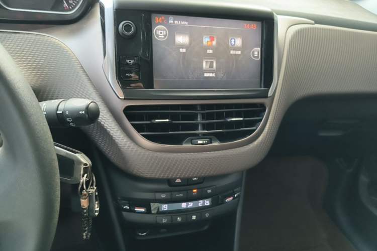 Used Peugeot 2008 2014 1.6L Automatic Fashion Edition Audio And AC Panel