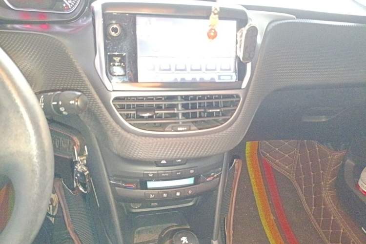 Used Peugeot 2008 2014 1.6L Automatic Fashion Edition Audio And AC Panel