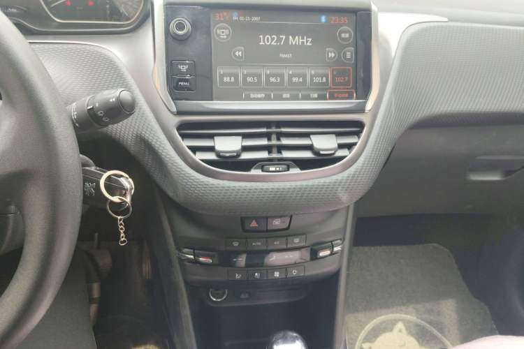 Used Peugeot 2008 2014 1.6L Automatic Fashion Edition Audio And AC Panel