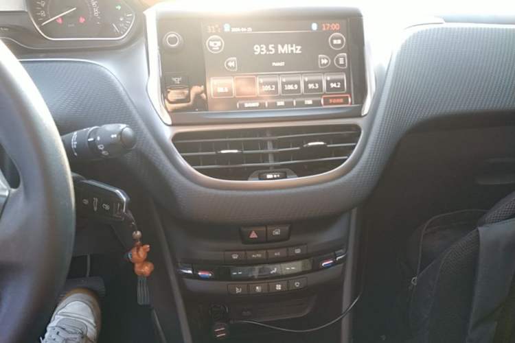 Used Peugeot 2008 2014 1.6L Automatic Fashion Edition Audio And AC Panel
