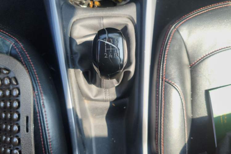 Used Peugeot 2008 2014 1.6L Manual Trend Edition Gear Lever