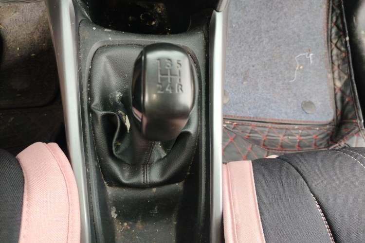 Used Peugeot 2008 2014 1.6L Manual Trend Edition Gear Lever
