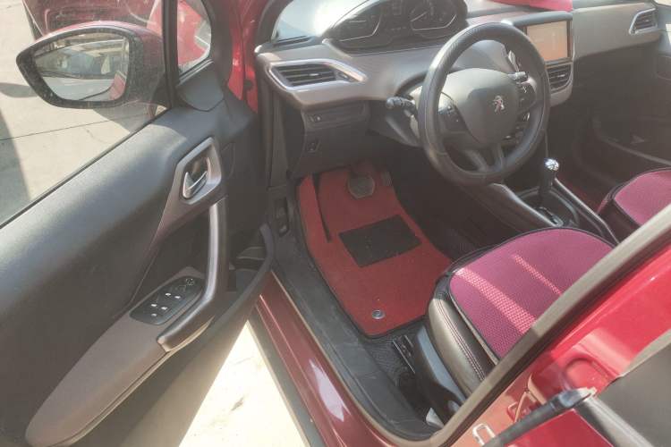 Used Peugeot 2008 2014 1.6L Automatic Fashion Edition Interior 3