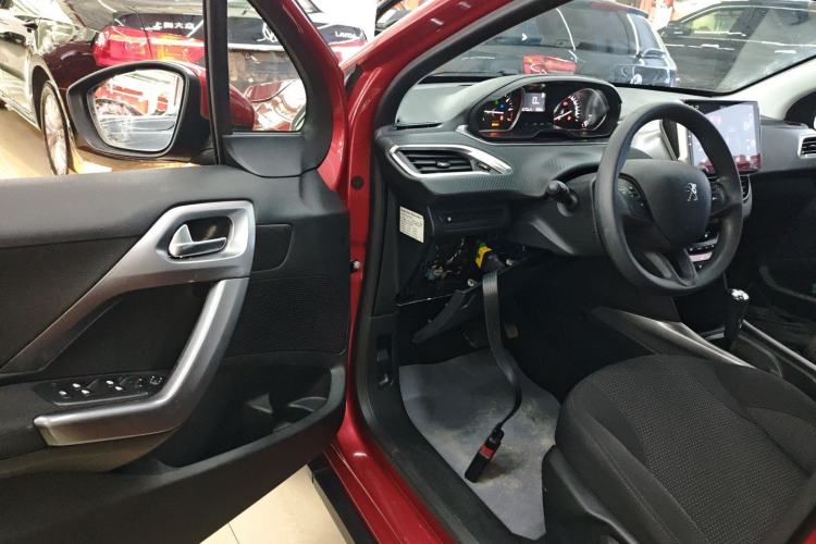 Used Peugeot 2008 2014 1.6L Automatic Fashion Edition Interior 3