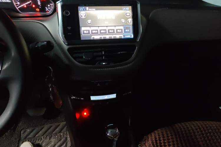 Used Peugeot 2008 2014 1.6L Automatic Fashion Edition Audio And AC Panel