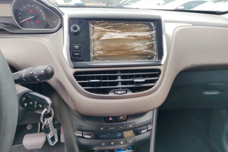 Used Peugeot 2008 2014 1.6L Automatic Fashion Edition Audio And AC Panel