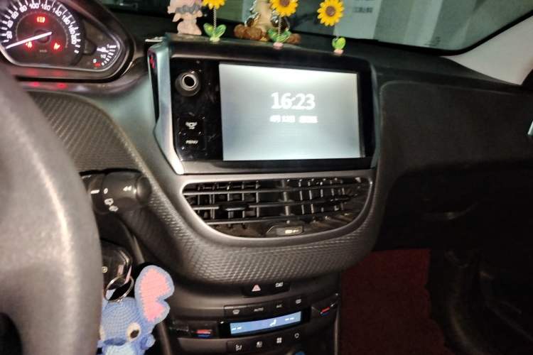 Used Peugeot 2008 2014 1.6L Automatic Fashion Edition Audio And AC Panel