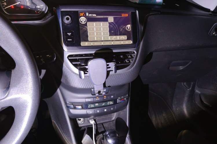 Used Peugeot 2008 2014 1.6L Automatic Fashion Edition Audio And AC Panel