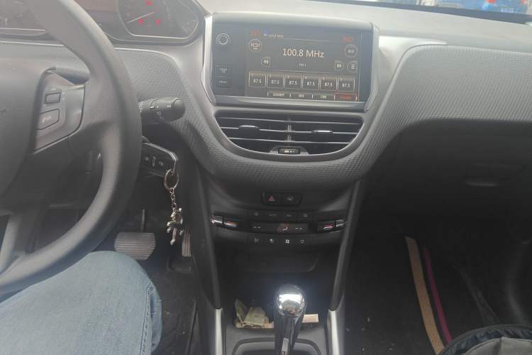 Used Peugeot 2008 2014 1.6L Automatic Excellence Edition Audio And AC Panel