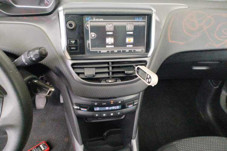Used Peugeot 2008 2014 1.6L Manual Fashion Edition Audio And AC Panel