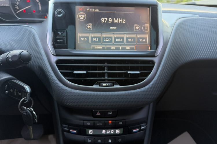 Used Peugeot 2008 2014 1.6L Automatic Fashion Edition Audio And AC Panel