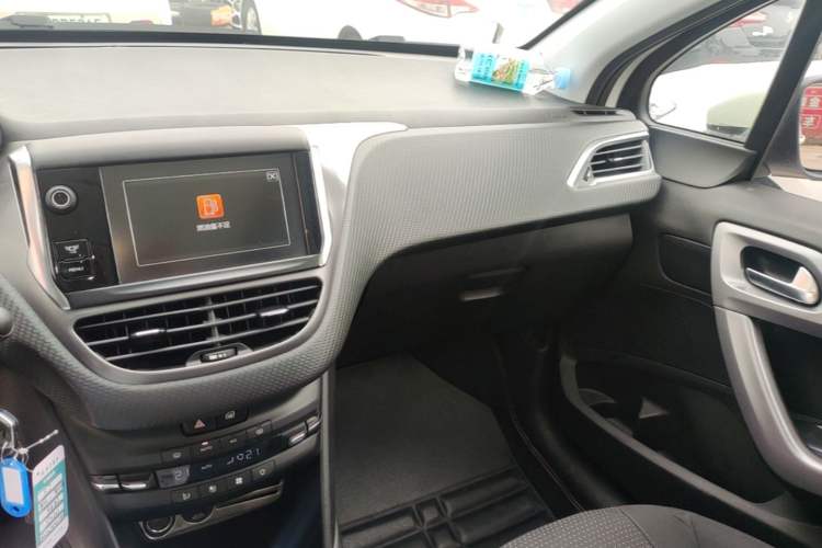 Used Peugeot 2008 2014 1.6L Automatic Fashion Edition Audio And AC Panel