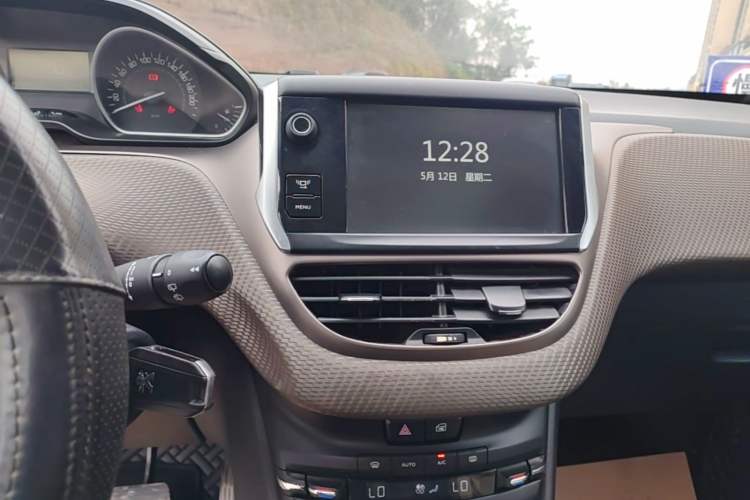 Used Peugeot 2008 2014 1.6L Automatic Fashion Edition Audio And AC Panel