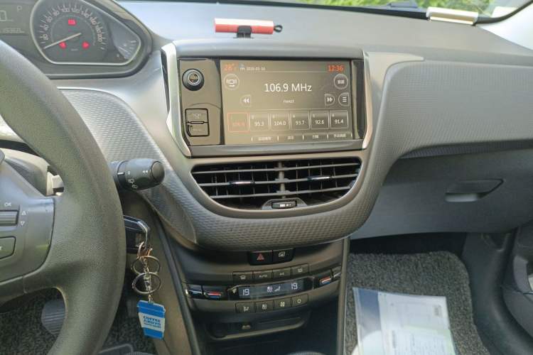 Used Peugeot 2008 2014 1.6L Automatic Fashion Edition Audio And AC Panel