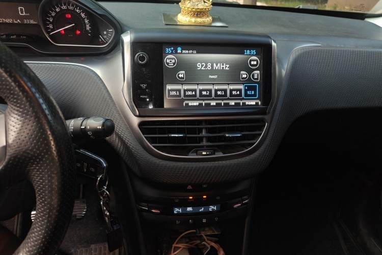 Used Peugeot 2008 2014 1.6L Manual Fashion Edition Audio And AC Panel