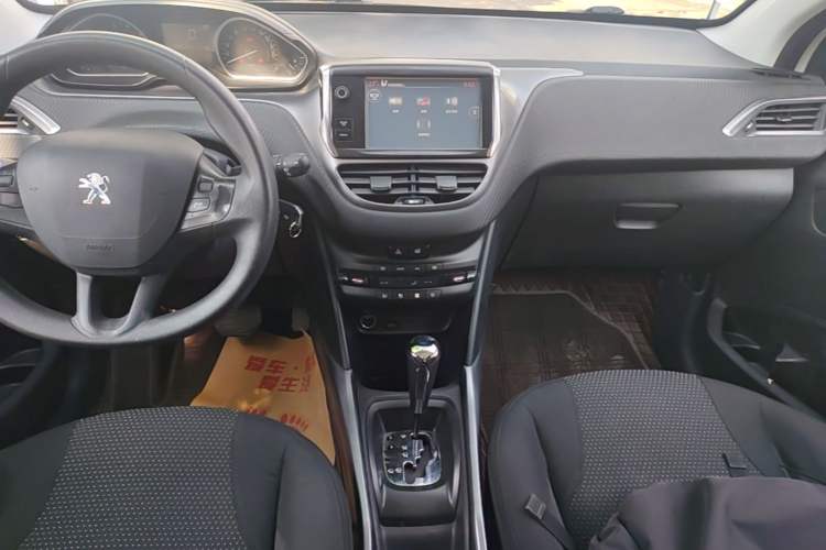 Used Peugeot 2008 2014 1.6L Automatic Fashion Edition Audio And AC Panel