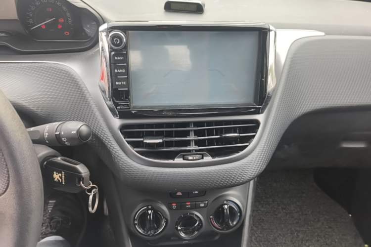 Used Peugeot 2008 2014 1.6L Automatic Trend Edition Audio And AC Panel