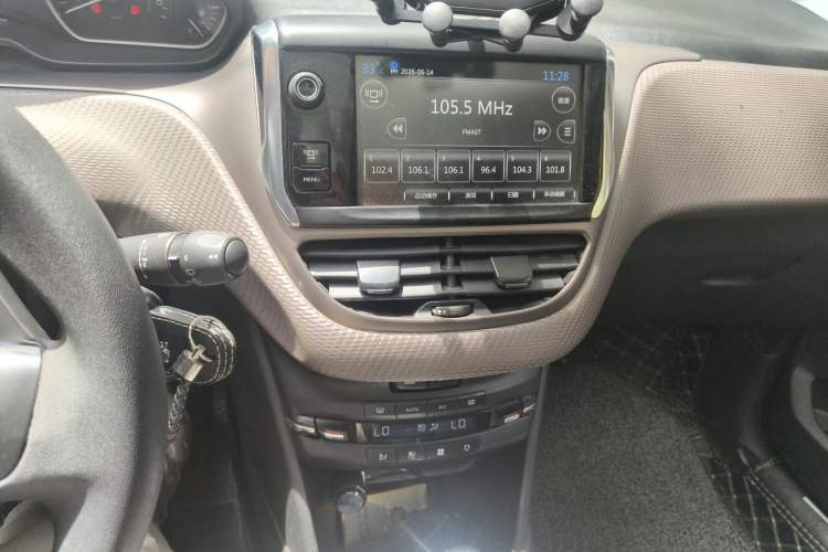 Used Peugeot 2008 2014 1.6L Automatic Fashion Edition Audio And AC Panel
