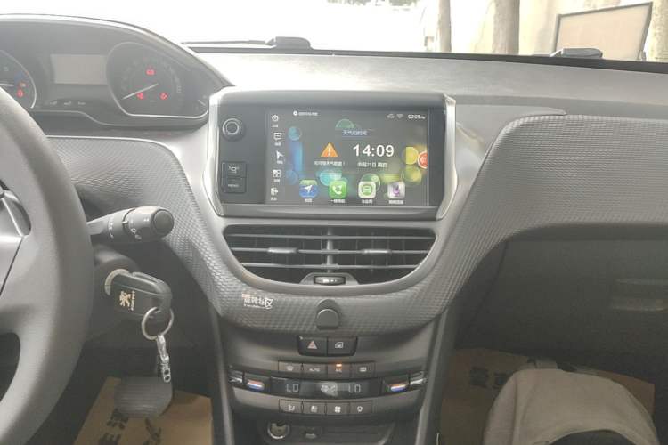 Used Peugeot 2008 2014 1.6L Automatic Fashion Edition Audio And AC Panel