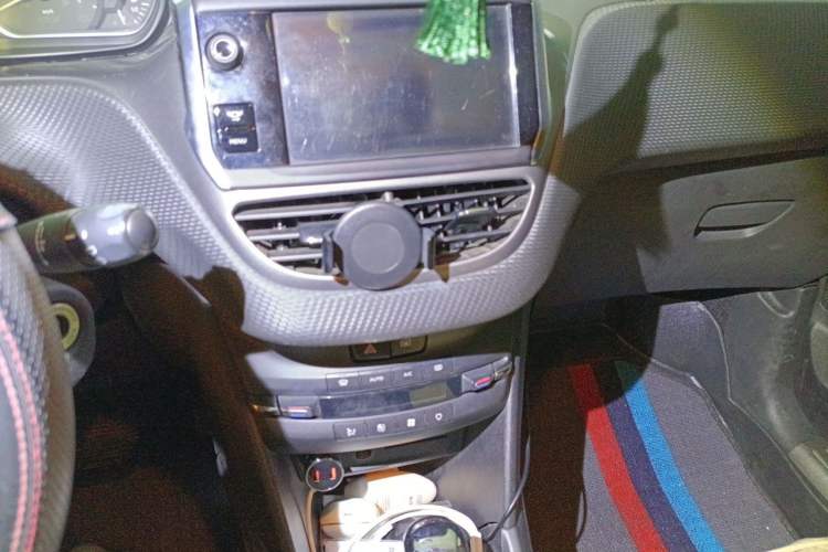 Used Peugeot 2008 2014 1.6L Automatic Fashion Edition Audio And AC Panel