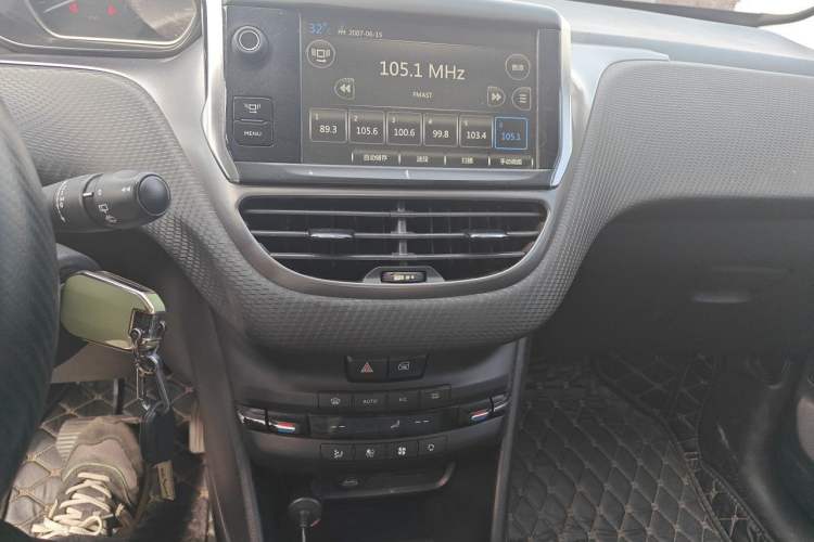 Used Peugeot 2008 2014 1.6L Automatic Fashion Edition Audio And AC Panel
