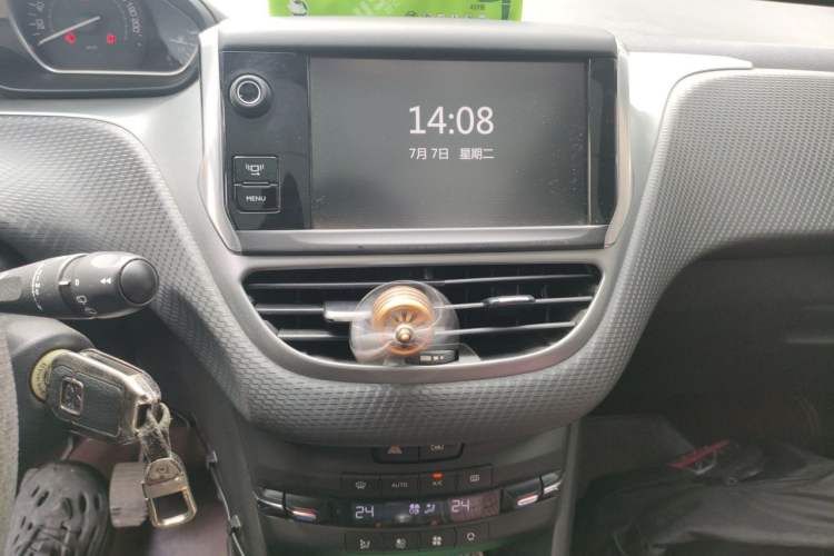 Used Peugeot 2008 2014 1.6L Manual Fashion Edition Audio And AC Panel