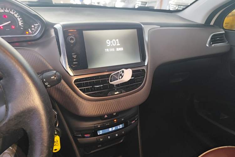 Used Peugeot 2008 2014 1.6L Automatic Fashion Edition Audio And AC Panel
