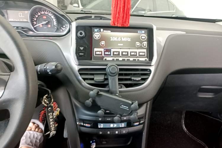 Used Peugeot 2008 2014 1.6L Automatic Fashion Edition Audio And AC Panel