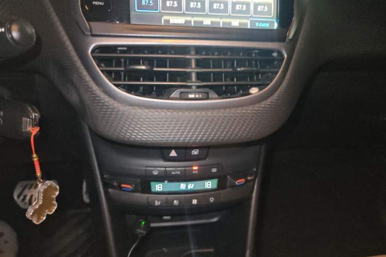 Used Peugeot 2008 2014 1.6L Automatic Fashion Edition Audio And AC Panel