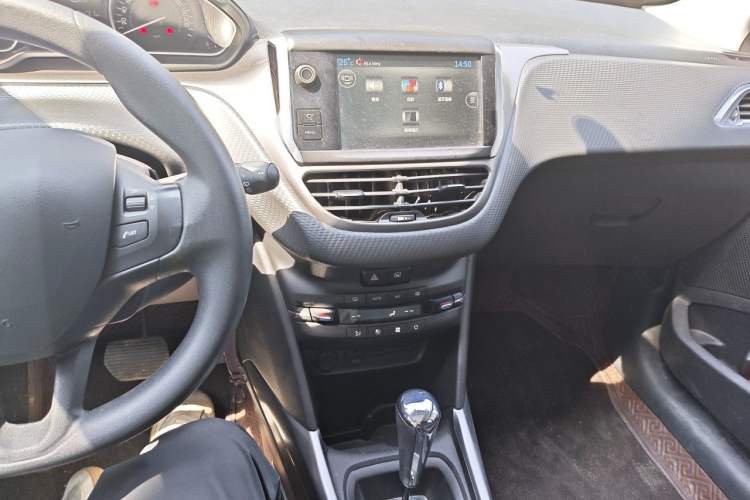 Used Peugeot 2008 2014 1.6L Automatic Fashion Edition Audio And AC Panel