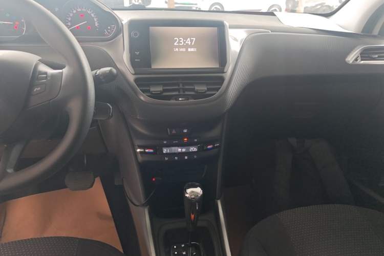 Used Peugeot 2008 2014 1.6L Automatic Fashion Edition Audio And AC Panel