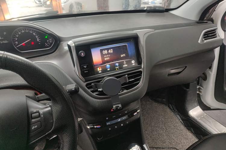 Used Peugeot 2008 2014 1.6L Automatic Fashion Edition Audio And AC Panel