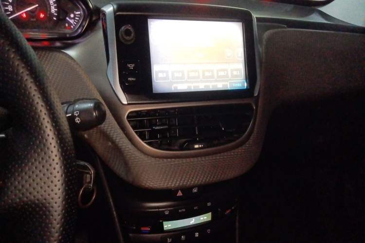 Used Peugeot 2008 2014 1.6L Automatic Fashion Edition Audio And AC Panel
